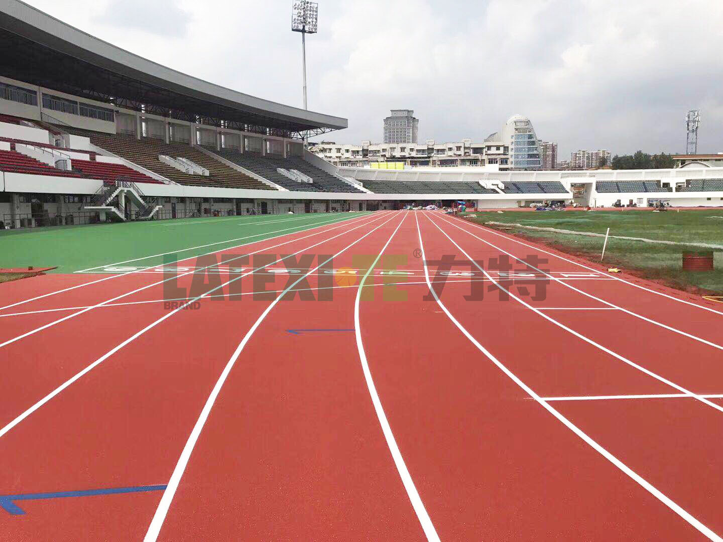 徳阳体育馆-自结纹塑胶跑道